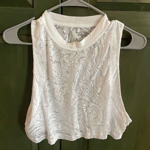 Lulu crop tank size 6
